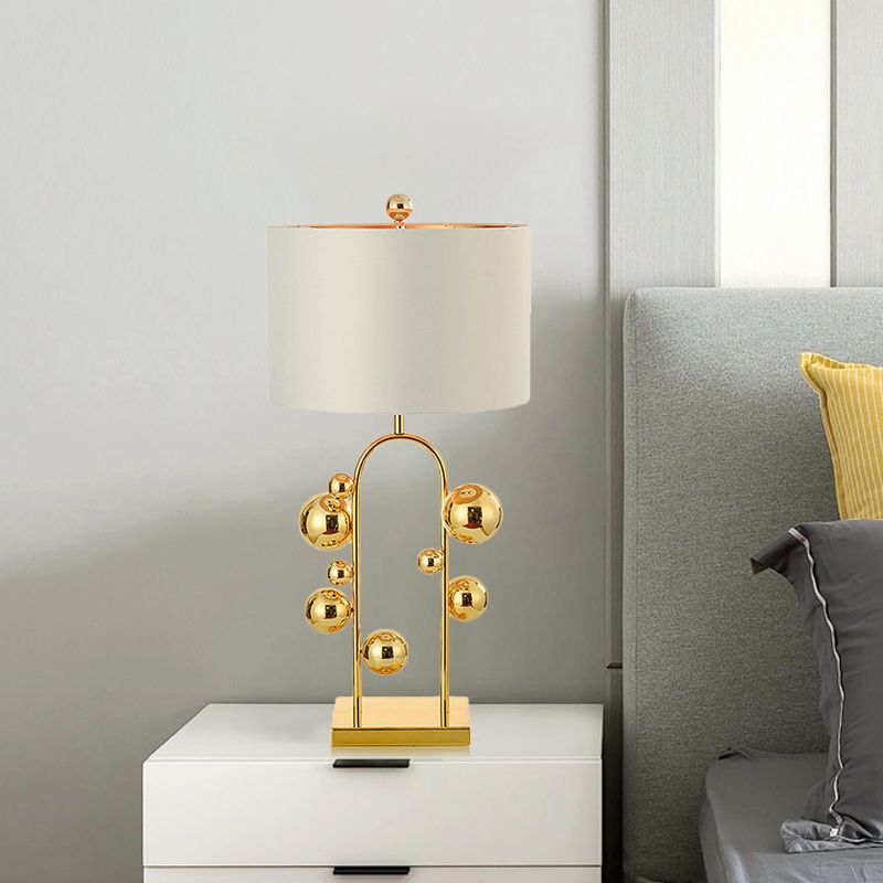 Lampada da comodino a sfera in metallo Postmoderna 1 luce Illuminazione da comodino in tessuto bianco per soggiorno