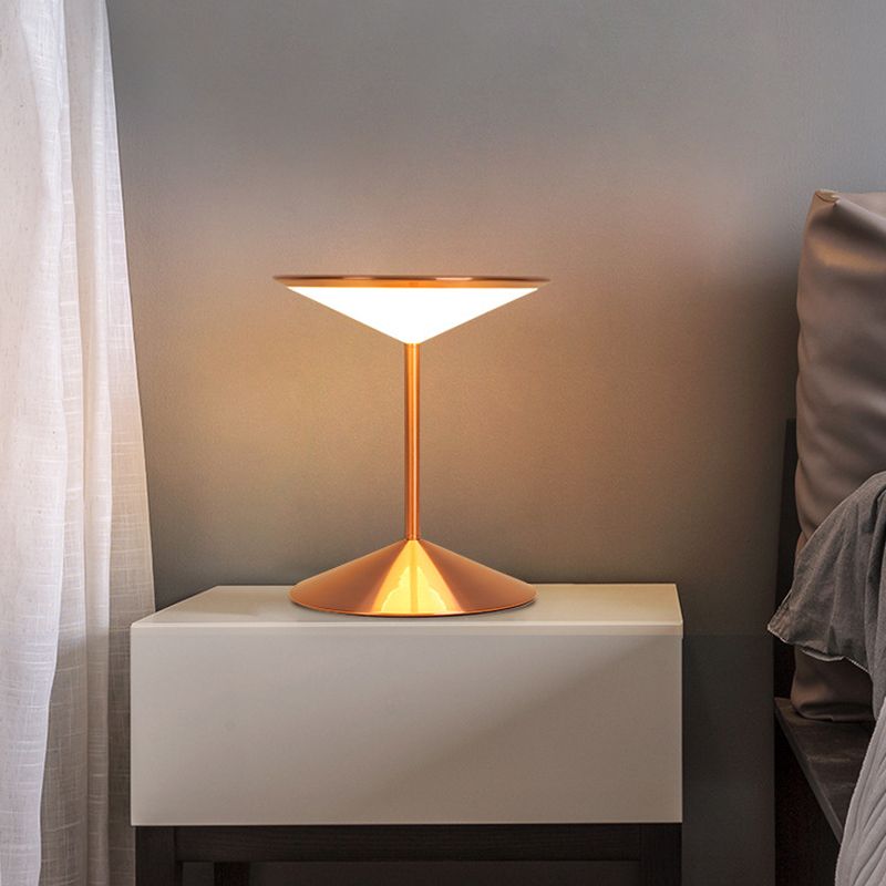 Illuminazione da comodino a imbuto in metallo Lampada da comodino a LED moderna in oro rosa per camera da letto