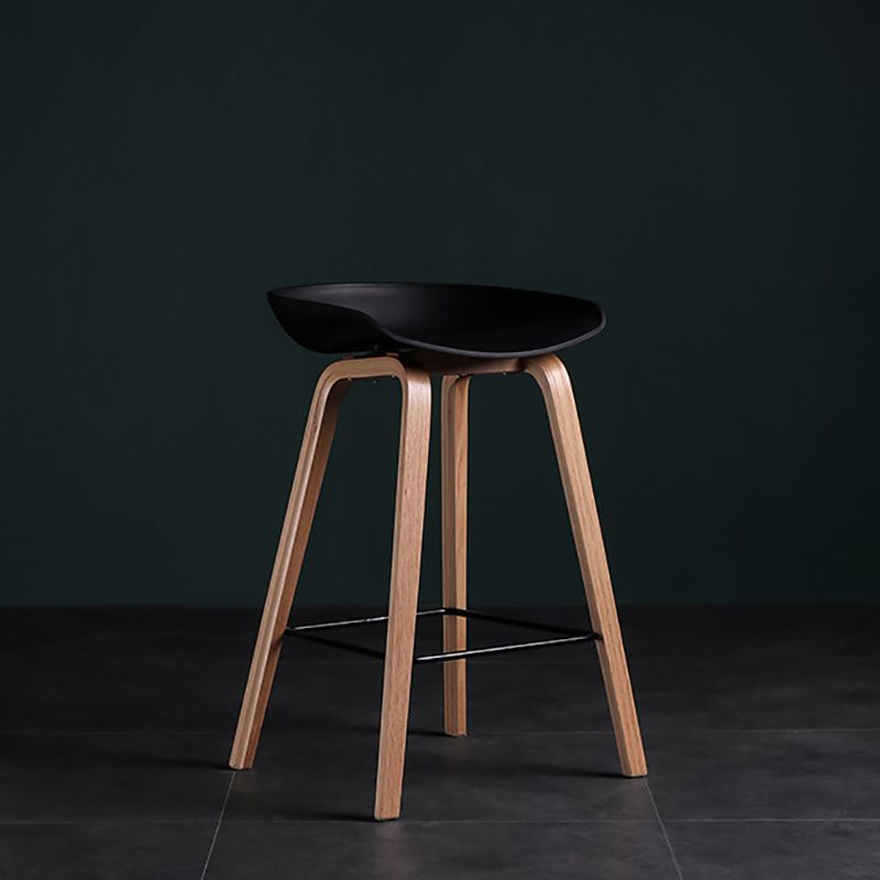 Taburete de bar de madera maciza de estilo moderno con reposapiés, taburete de bar elegante con respaldo bajo
