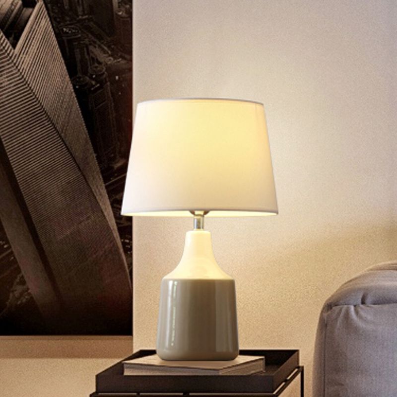 Moderne taps toelopende trommeltafel Licht Keramische nachtverlichting 1-lichtsbed in bruin/wit en grijs met stofschaduw