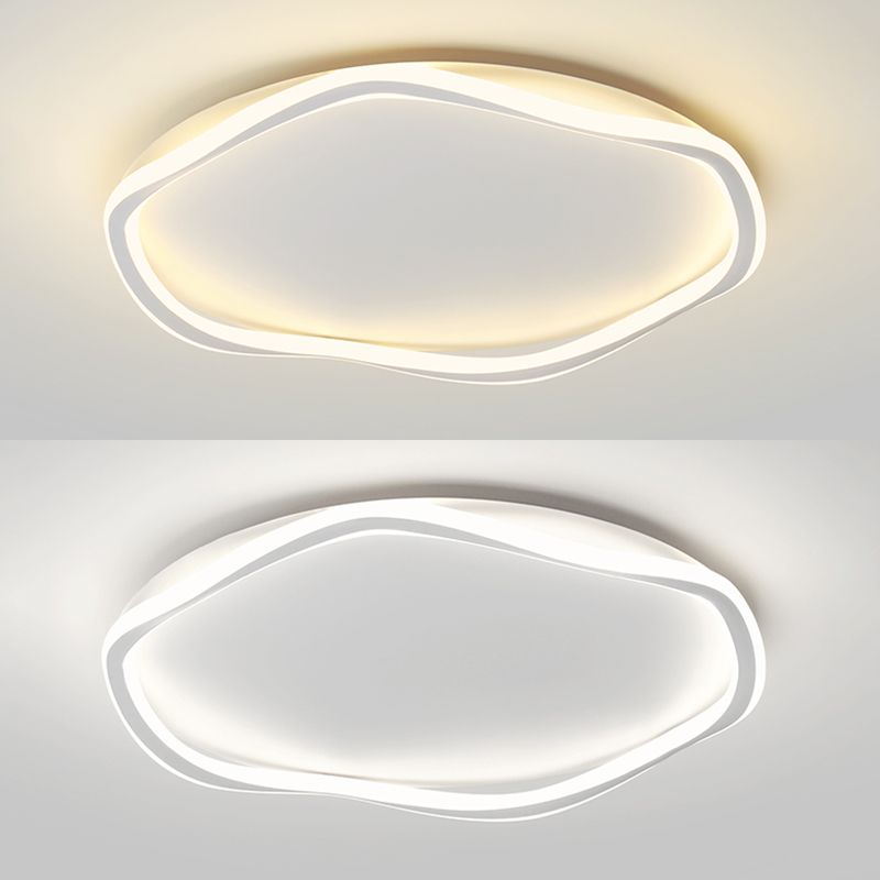 Los LED lineales acrílicos están instalados en dispositivos de fijación de techo de hierro lacado de estilo moderno en espacios interiores.