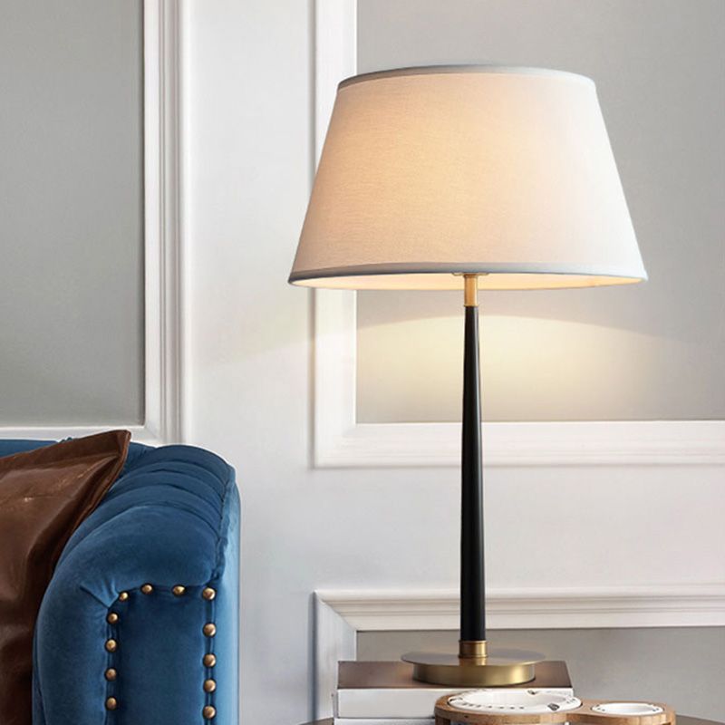 Iluminación de mesa de forma cónica de tela minimalista sala de estar lámpara de noche en negro