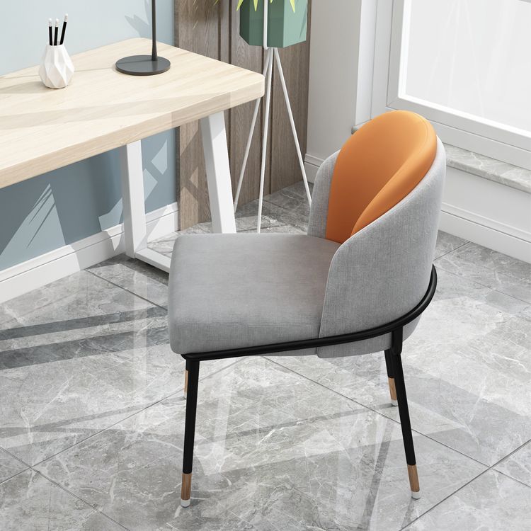 Sillas sin brazos de comedor de metal Glam, sillas tapizadas de comedor para restaurante