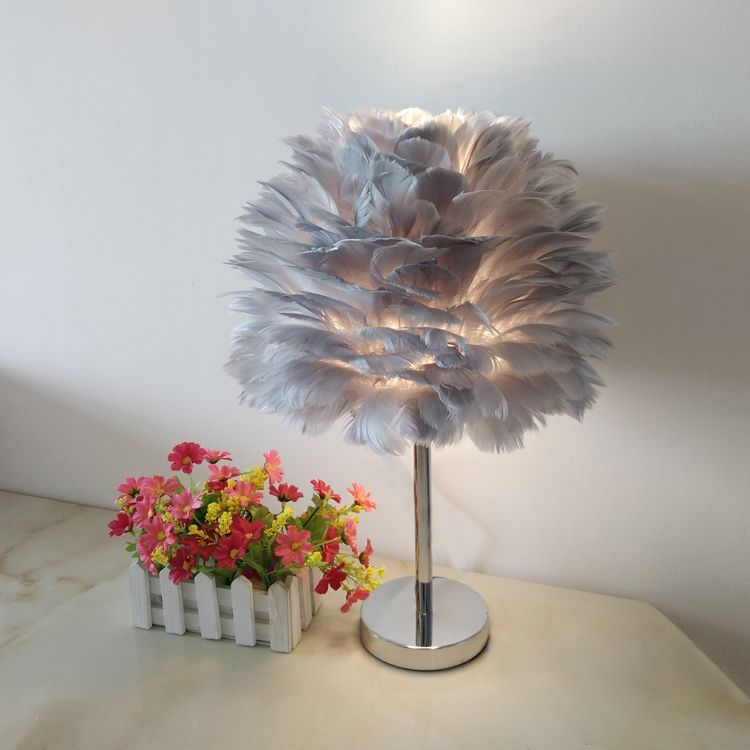 Lámpara de mesa de plumas contemporánea de la cama de la cama del mundo de la cama del mundo en blanco/gris/rosa