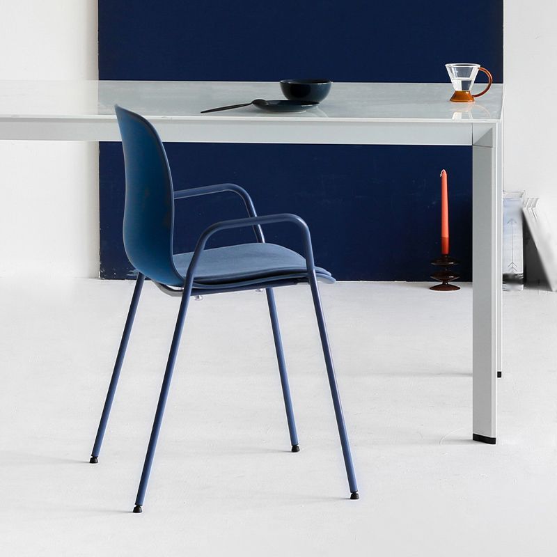Silla plástica industrial del brazo de la sala de reuniones con parte posterior sólida del final mate que cena la silla