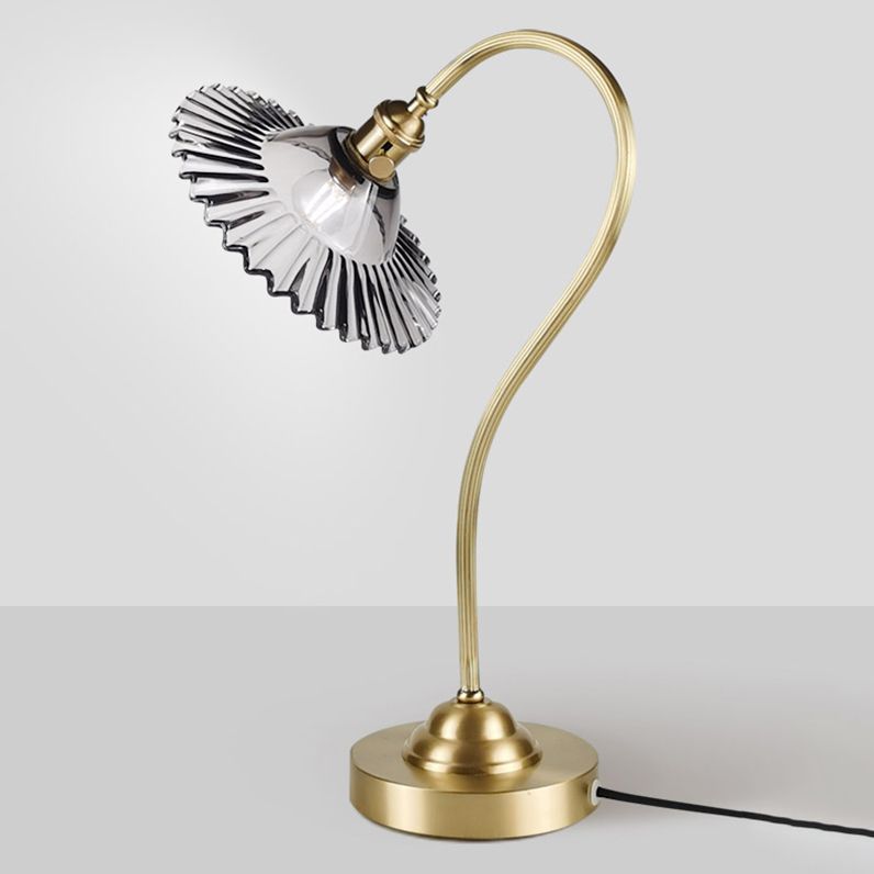 Una lampada da tavolo contemporanea blub lampada da scrivania in vetro in stile moderno per uffici di sala da studio