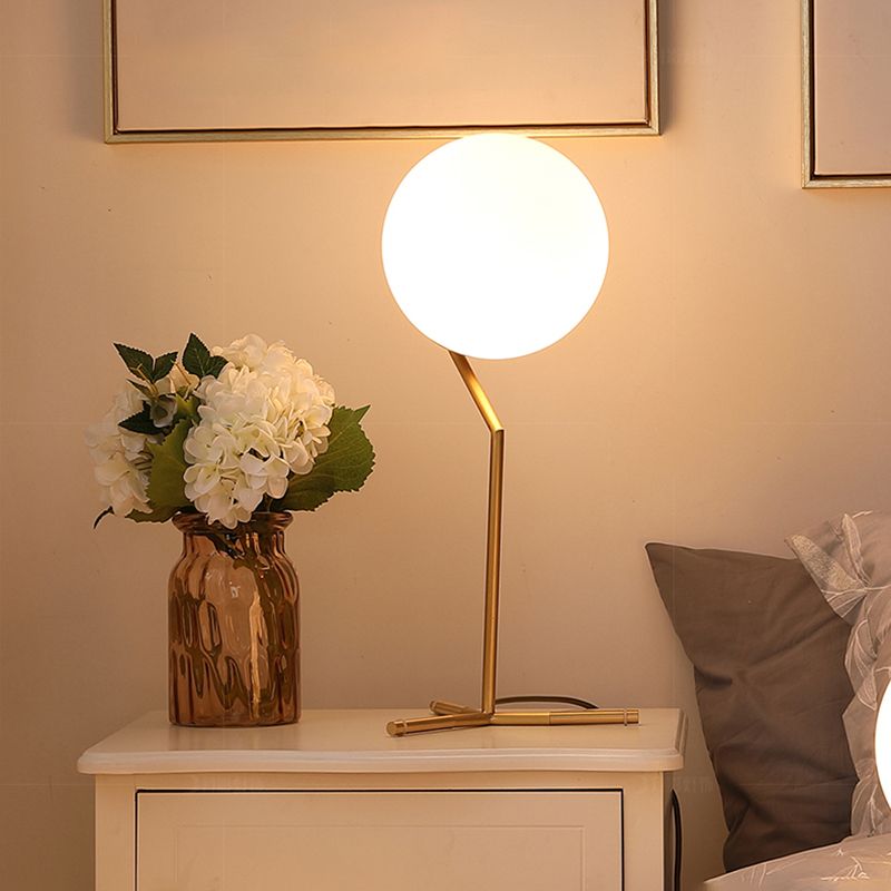 Lampada da scrivania in vetro in stile moderno Lampade da tavolo per negozio di caffè con paralume a globo bianco