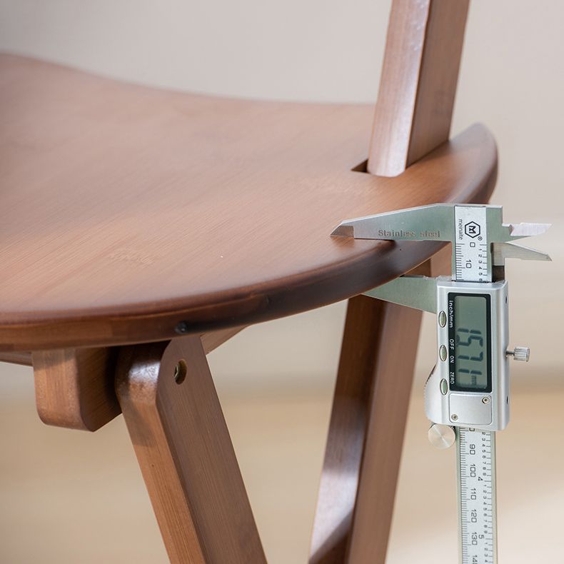 Moderner klappbarer Barhocker aus Holz mit Fußstütze und niedriger Rückenlehne für die Küche
