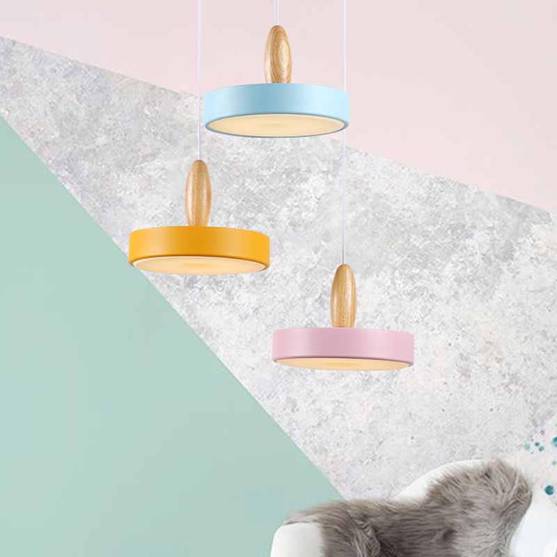 Circle Metal suspendu pendant Light Contemporain 3 lumières Bleu et rose et plafond jaune