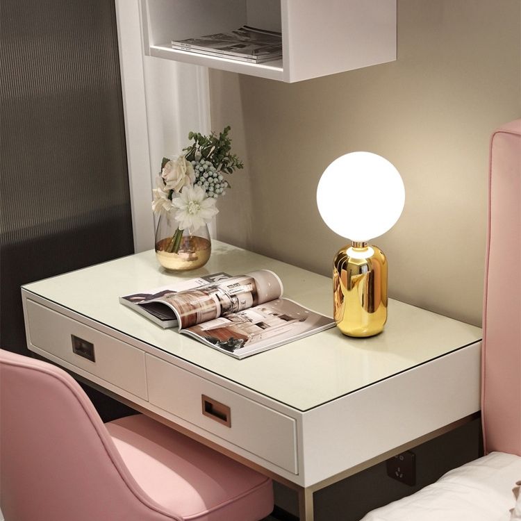 Lampada da tavolo globo in vetro bianco latte Lampada da comodino modernista in oro a 1 luce per comodino