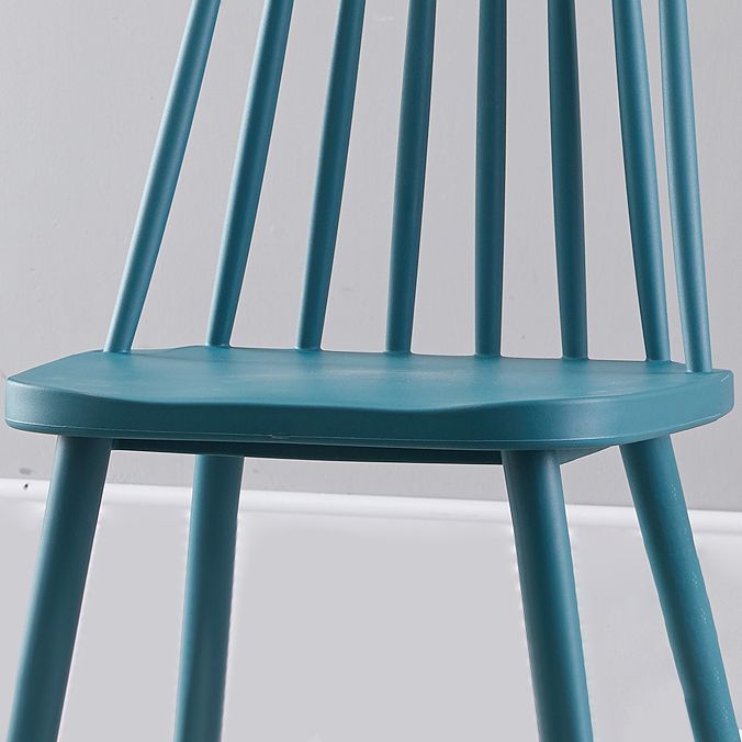 Sedia da cucina in plastica scandinava.