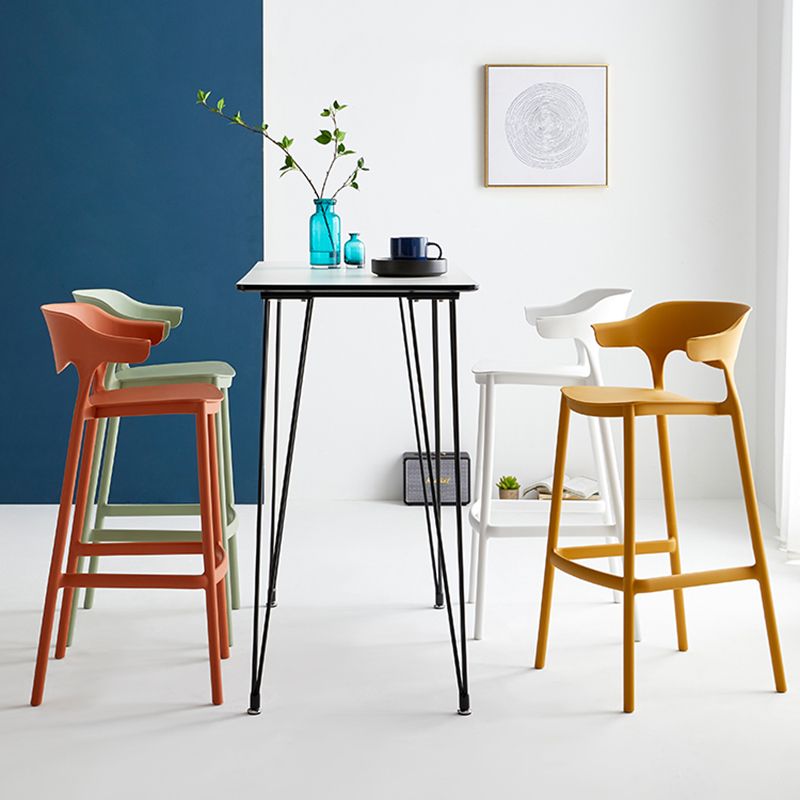 Taburete de bar con asientos de plástico de estilo nórdico, taburete de bar colorido con respaldo de 4 patas (juego de 2)