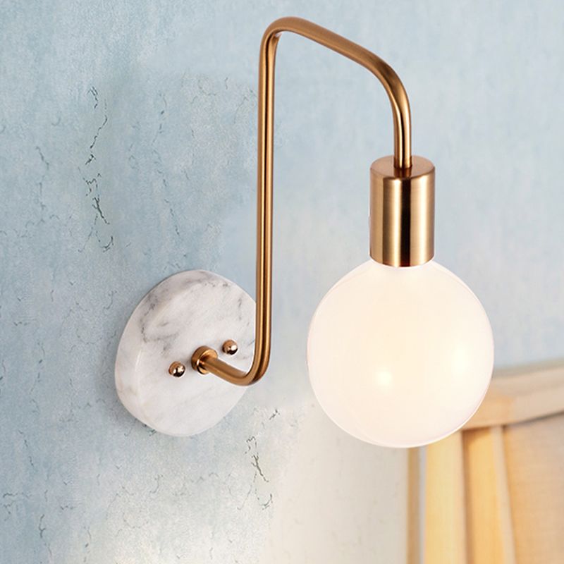 Postmoderne bol wandkandellamp wit glas 1 lichte slaapkamer wandlamp in goud met marmeren achterplaat