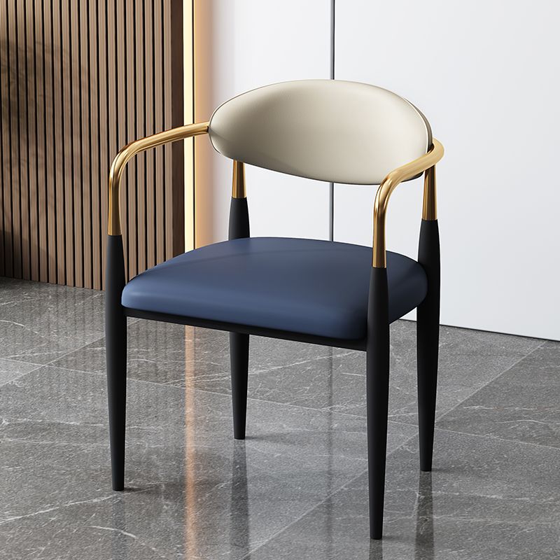 Silla de comedor de cuero estilo diseñador con acabado mate y respaldo abierto (juego de 2)