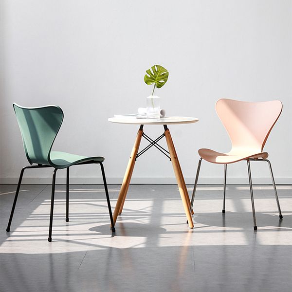 Plástico de estilo industrial que cena la parte posterior sólida de la silla sin brazos que cena la silla lateral