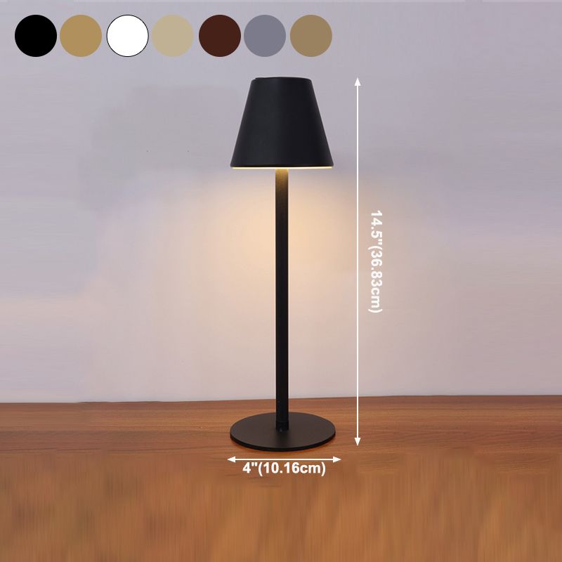 Lampada da tavolo contemporanea a 1 luce a cono in metallo a LED Light per sala da pranzo