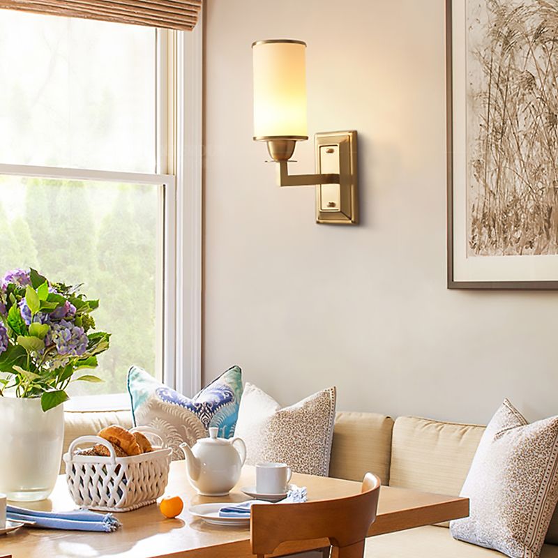 Lámpara de pared armada metal tradicional 1 lámpara de apliques de latón con tono de vidrio blanco cilindro