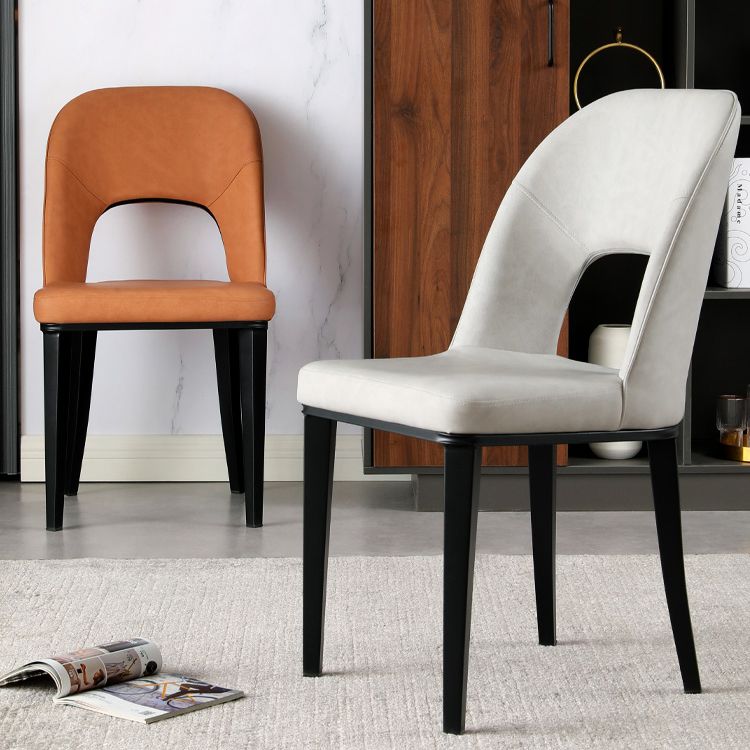 Silla de comedor contemporánea con acabado mate, respaldo abierto de cuero, silla lateral