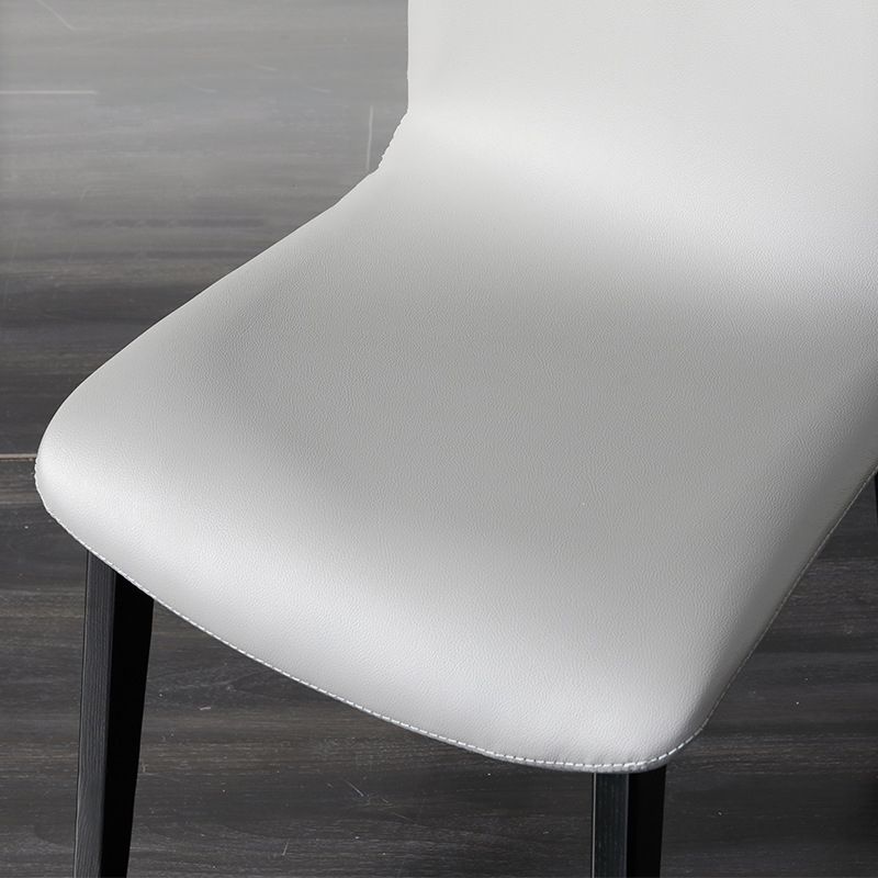 Sillas decorativas y de comedor contemporáneas Silla sin brazos Parsons curvada de cuero con acabado mate
