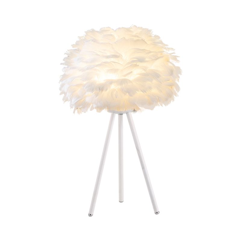 Lampada da comodino Bloom Lampada da tavolo singola bianca/rosa con piuma nordica con treppiede bianco/oro per camera da letto