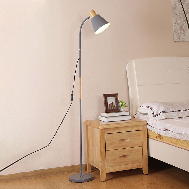 Lampada da pavimento del soggiorno conico Metallic Minimalista a bulbo singolo Luce