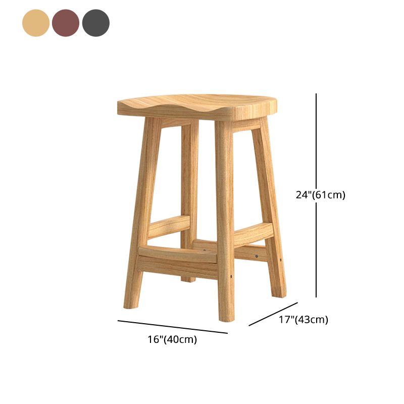 Moderner Barhocker aus Massivholz mit Sattelsitz, rückenfreier Innenhocker mit Holzbeinen