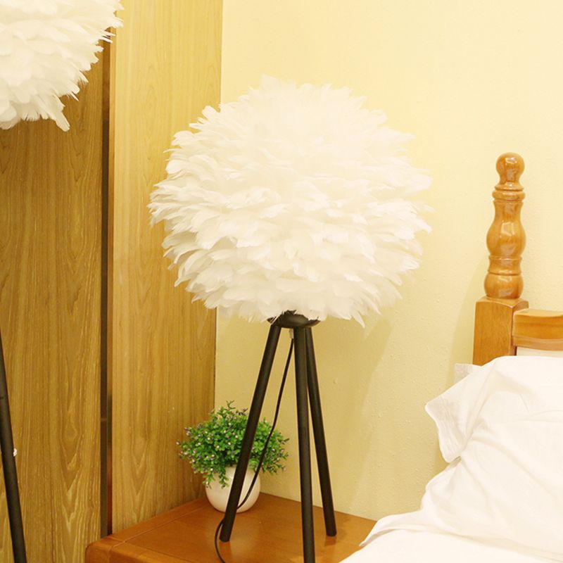 Global Feather Night Light Nordic 1-Licht weiß/rot/rosa Tischlampe mit 3-leg-Ständer in Schwarz/Weiß