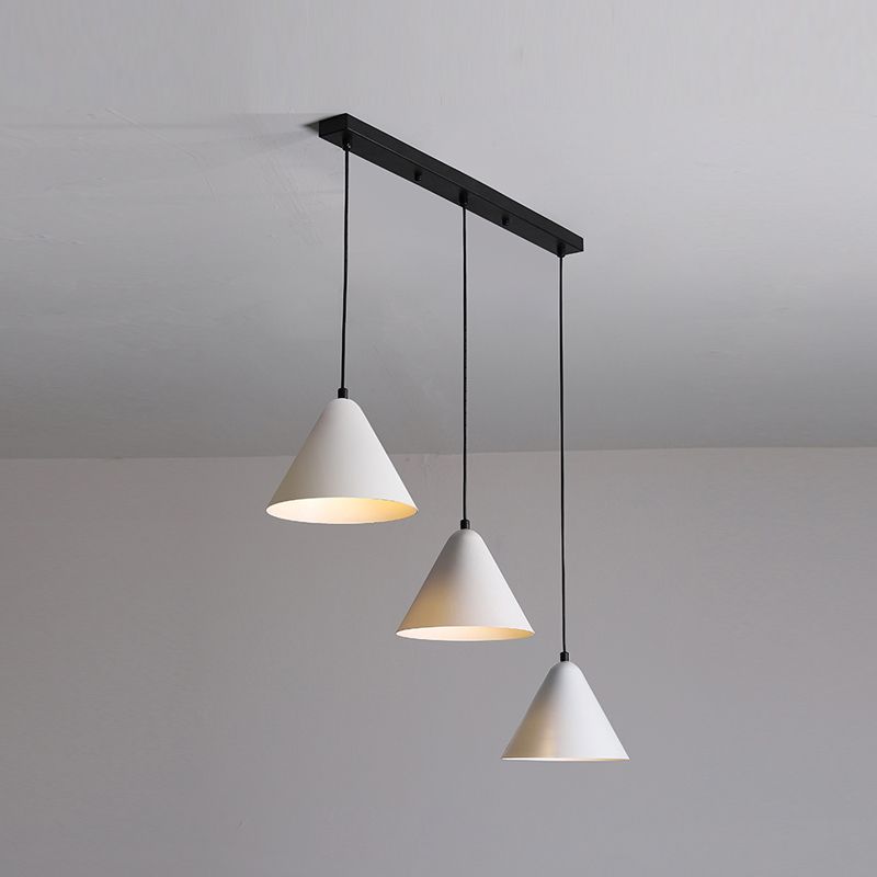 3 lumières Nordic Pendante Lighting Conical Drop Laut avec de l'ombre en métal pour salle à manger