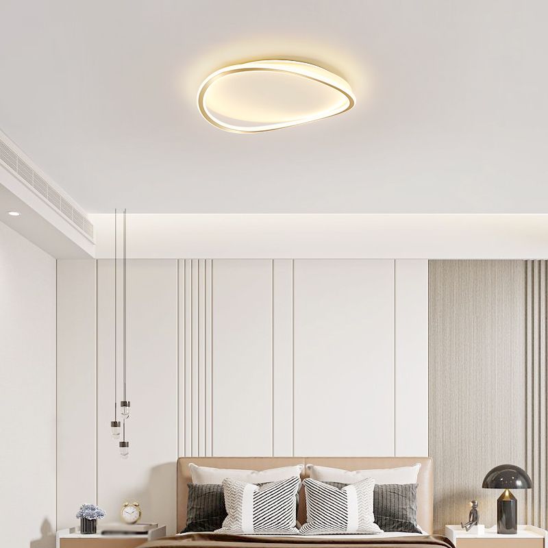 Plafonnier LED en acrylique doré, montage encastré linéaire en fer de simplicité moderne pour chambre à coucher