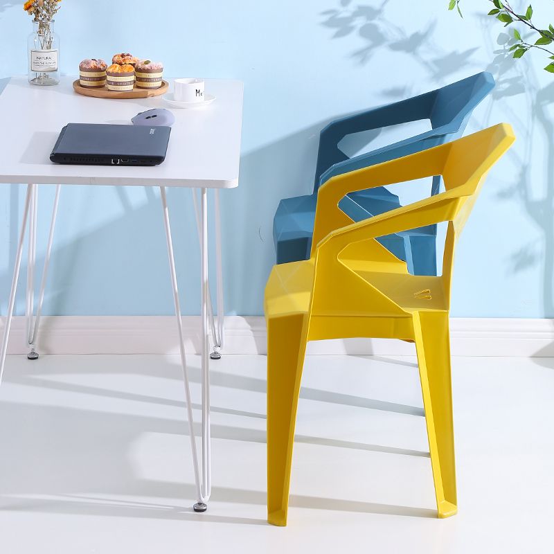 Silla de comedor de plástico de estilo moderno, silla lateral de comedor apilable con brazo para cocina