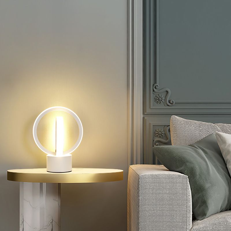 Style moderne linéaire table d'éclairage de table en métal lampe pour chambre à coucher