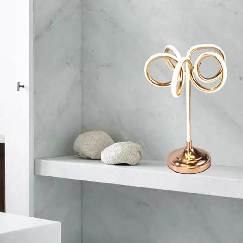 Eigentijdse LED-werkverlichting, goudkleurige, gedraaide kleine bureaulamp met acrylkap, warm/wit licht