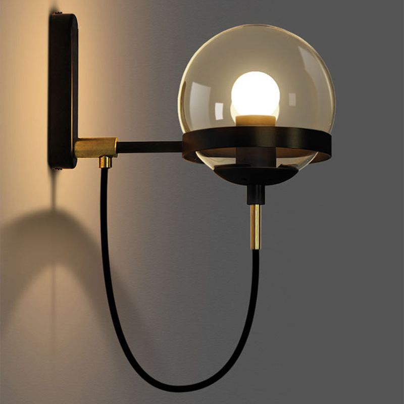 Moderne creatieve smeed met een enkele wandlamp met ijzeren bol hangen muurlicht met glazen schaduw