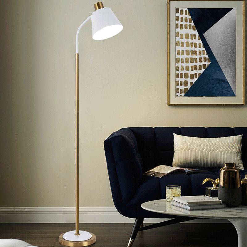 Conico rotabile lettura luminosa di metallo nordico 1 lampadina lampada da pavimento del soggiorno in nero/bianco e ottone