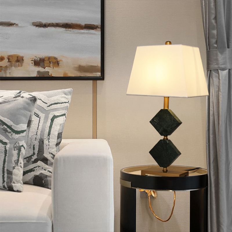 Mesa de estar de trapezoide tela ligera de parada de noche moderna con decoración de mármol de rombo en negro