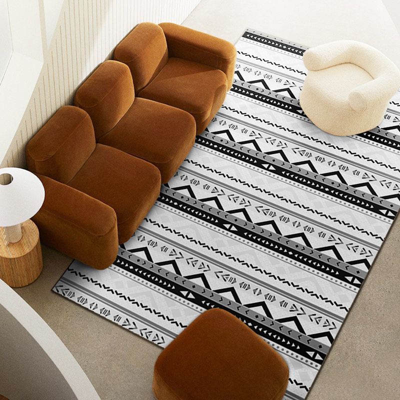 Black Modern Rug Polyester Graphic Rug Tear Resistant Rug for Living Room