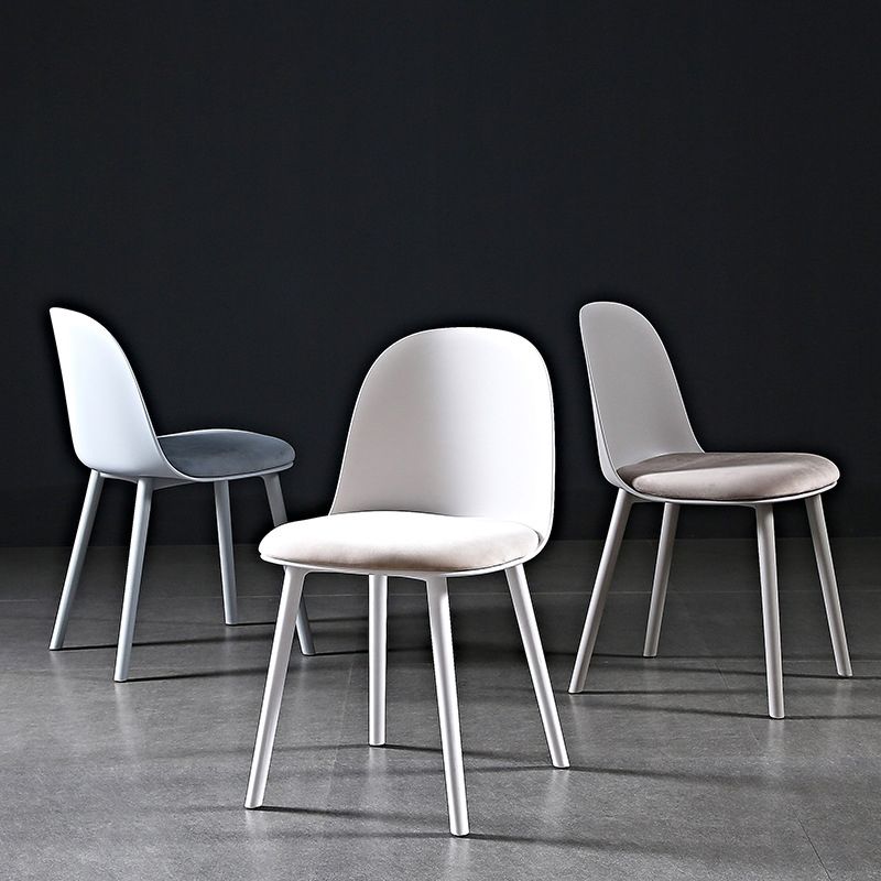 Chaise d'appoint de restaurant scandinave en plastique, finition mate, chaise de salle à manger Parsons (Ensemble de 4)