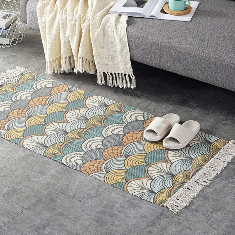 Tapis rétro multicolore décontracté.
