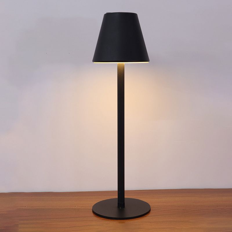 Lampada da tavolo contemporanea a 1 luce a cono in metallo a LED Light per sala da pranzo