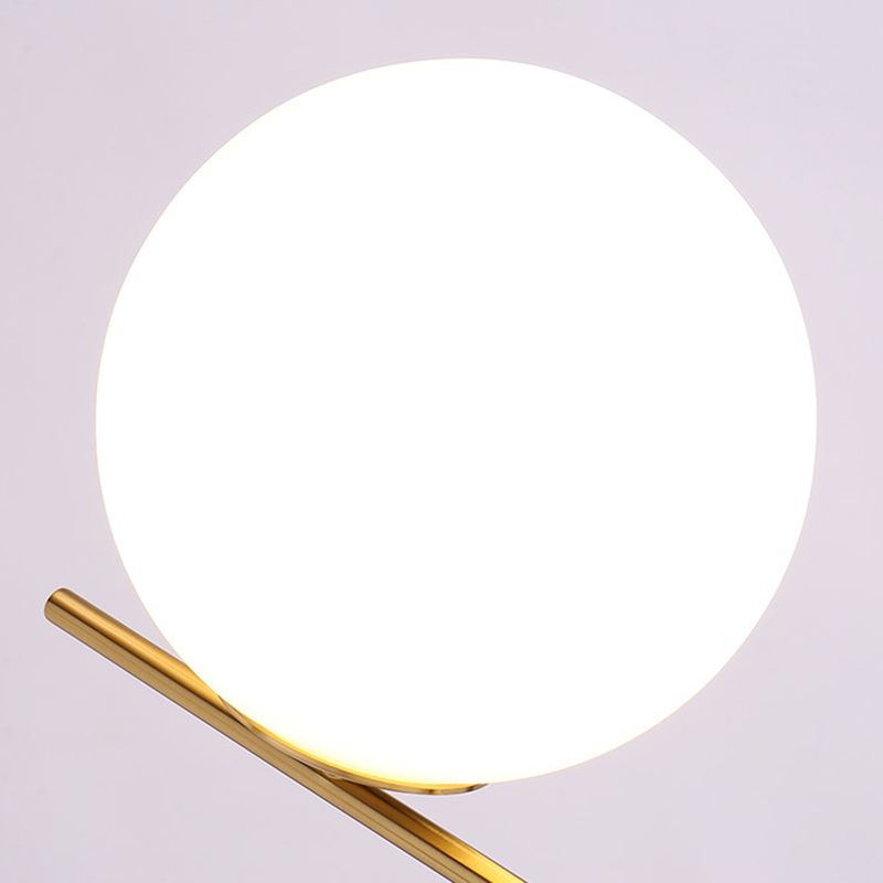 Lampada da tavolo globo dorato in stile moderno e conciso Lampada da tavolo in ferro placcato per spazi interni