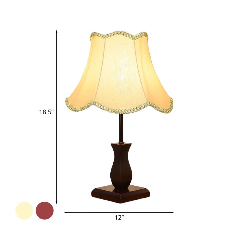 Single-bulp tafelverlichting land lambrisering bel-geschulpte stof nachtstandaardlamp in beige/bordeaux