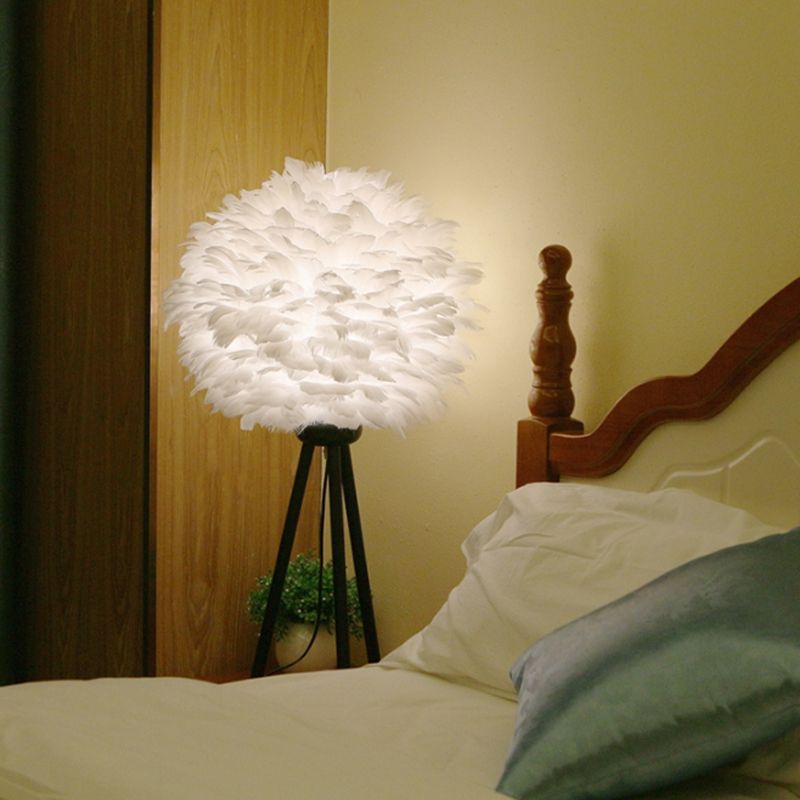 Global Feather Night Light Nordic 1-Licht weiß/rot/rosa Tischlampe mit 3-leg-Ständer in Schwarz/Weiß