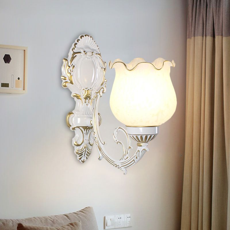 Dachbodenstil Bud Wall Mount Lampe Einer Glühbirne Opalin -Glaswandbeleuchtung in Schwarz/Weiß/Messing