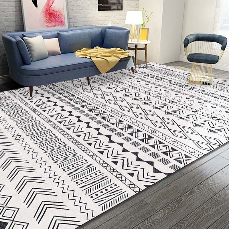 Tapis à imprimé tribal de ton blanc