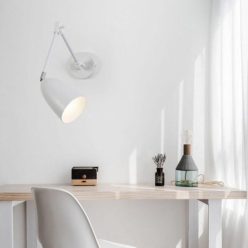 Lampada da parete a forma di cono in metallo, in stile contemporaneo montato da parete