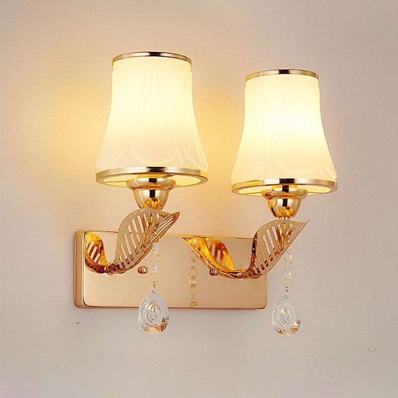 Éclairage mural en verre d'opale moderniste en verre moderniste à 2 têtes avec goutte de cristal