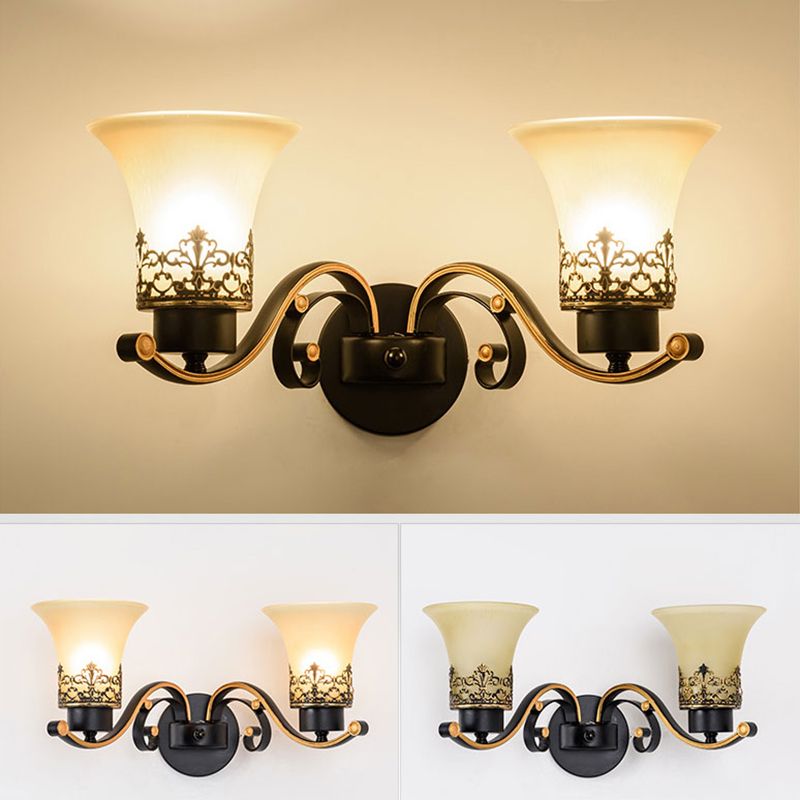 Witte glazen wandmontage lamp 1-licht traditionele wandverlichtingsarmatuur voor badkamer