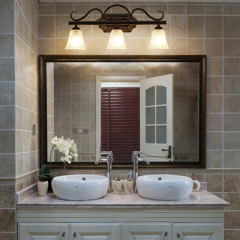 Traditionelle glockenförmige Leuchtenleuchte Glaswandmontage in Schwarz montiert