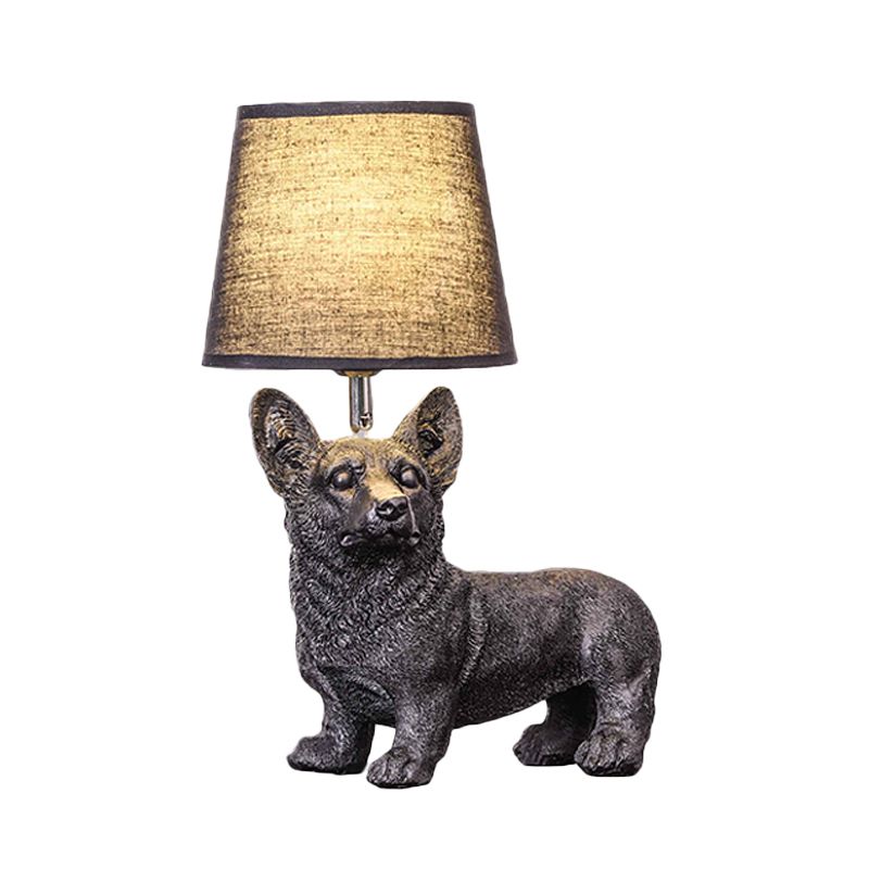 Mesa nocturna para perros sentada/de pie Luz creativa de resina 1 cabeza iluminación de mesa negra con sombra de tela de barril para dormitorio