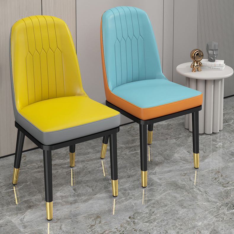 Chaises de salle à manger en métal de style scandinave.